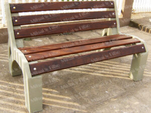 Banco concreto com pés em concreto, assento e encosto em madeira