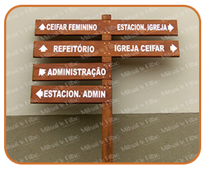 Totem, totem de madeira, placa de madeira