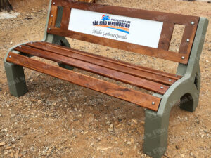 Banco concreto com pés em concreto, assento e encosto em madeira e placa com logomarca adesivada