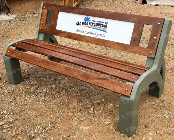Banco concreto com pés em concreto, assento e encosto em madeira e placa com logomarca adesivada