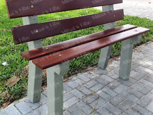 Banco concreto com pés em concreto, assento e encosto em madeira