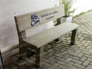 Banco concreto, com encosto e com logomarca adesivada
