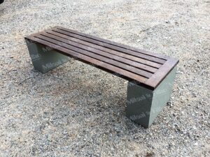 Banco de concreto, com pés de concreto e assento em madeira