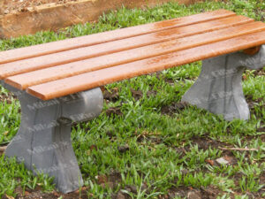 Banco concreto com pés em concreto e assento em madeira