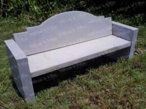 Banco de concreto com encosto e apoio de braço