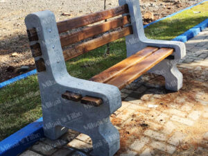 Banco concreto com pés em concreto e assento e encosto em madeira