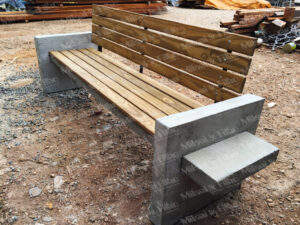 Banco de concreto, com pés em concreto, assento e encosto em madeira