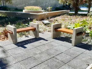 Banco de concreto, com pés de concreto e assento em madeira