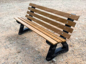 Banco concreto com pés em concreto, assento e encosto em madeira