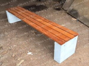 Banco de concreto, com pés de concreto e assento em madeira