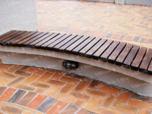 Banco de madeira sob base de concreto, sem encosto