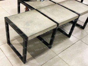 Banco de concreto, com assento em concreto e pés em aço carbono