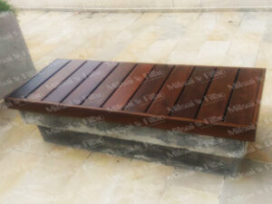 Banco de madeira sob base de concreto, sem encosto