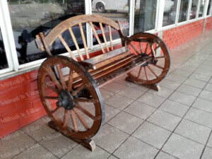 banco de madeira, banco de jardim, banco roda de carroça