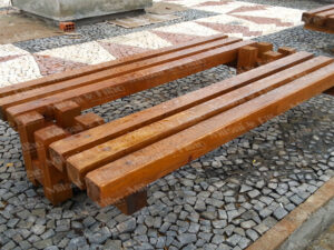 banco de praça, banco de madeira, banco sem encosto