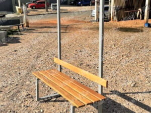 Banco de vestiário com cabideiro