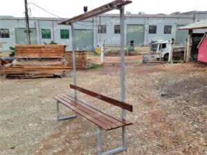 banco vestiário com cabideiro